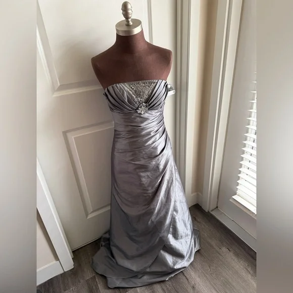 Elegant Silver Evening Gown Size 5 Juniors - Picture 1 of 5